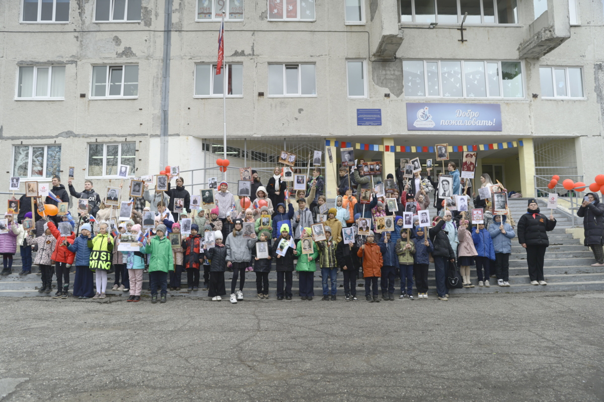 Ученики одной из школ столицы Камчатки прошли с «Бессмертным полком в школе»